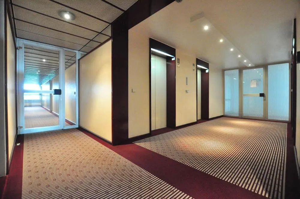 Axa Tower Apartment كولونيا