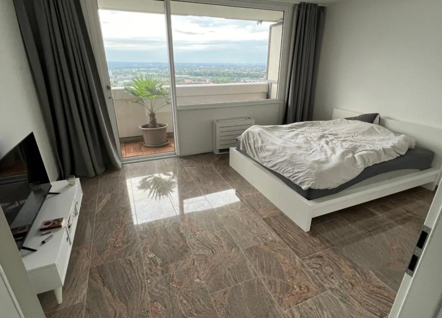Axa Tower Apartment كولونيا